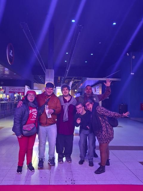 El grupo posando junto en una salida nocturna