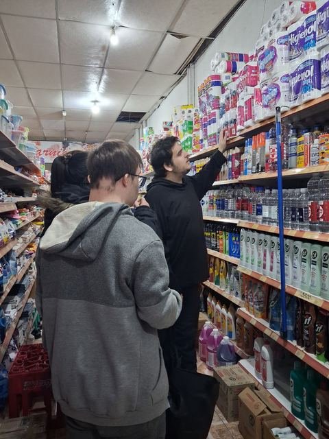 Participantes eligiendo productos en la gondola de un supermercado