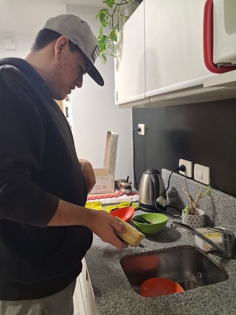 Un participante cocinando en la cocina del espacio