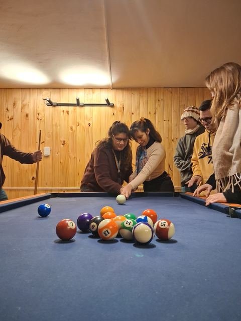 Participantes jugando al pool