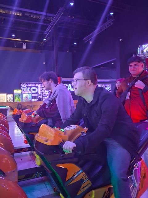 Participantes jugando en los juegos de un centro recreativo