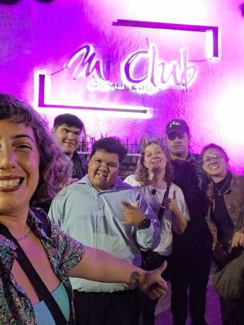 El grupo posando en la entrada de un club