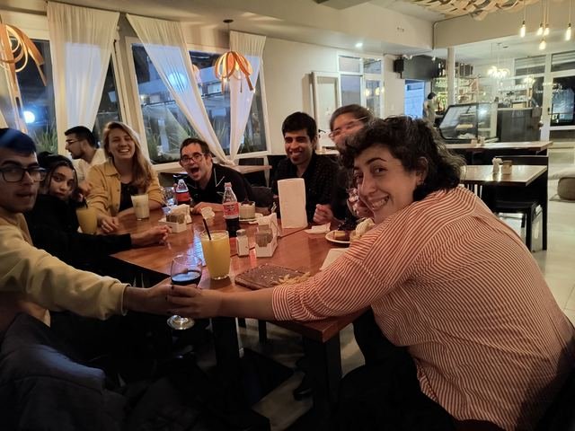 Participantes compartiendo la cena en un bar