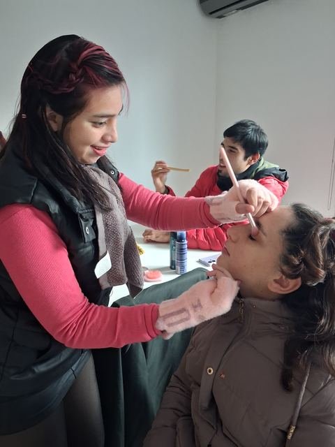 Taller de maquillaje entre participantes